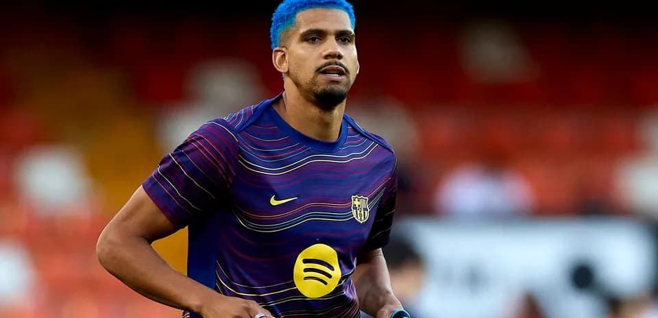 Futbolchi maydonida o'ynashga tayyorlanmoqda