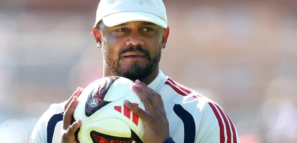 Futbol to'pini ushlab turgan o'yinchi