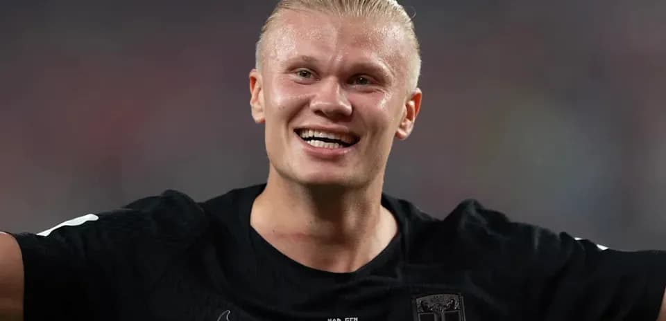 Futbolchi maydonda raqobatlashmoqda