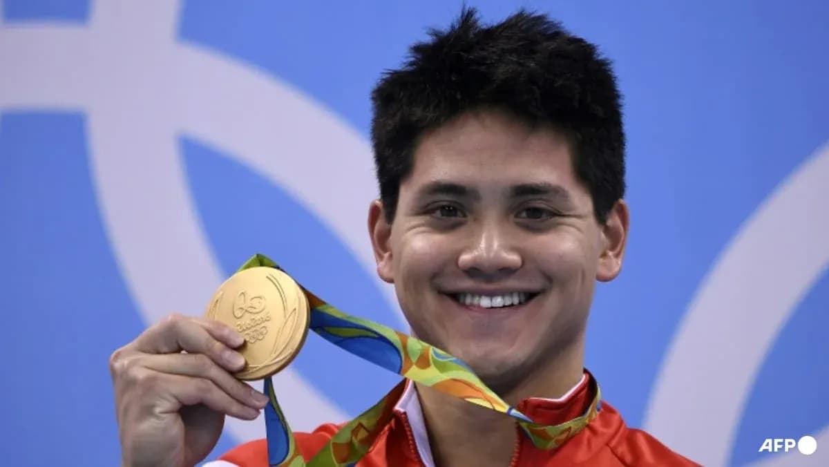 Sportchi oltin medalni ko'tarib turibdi Sportchi oltin medalni ko'tarib turibdi