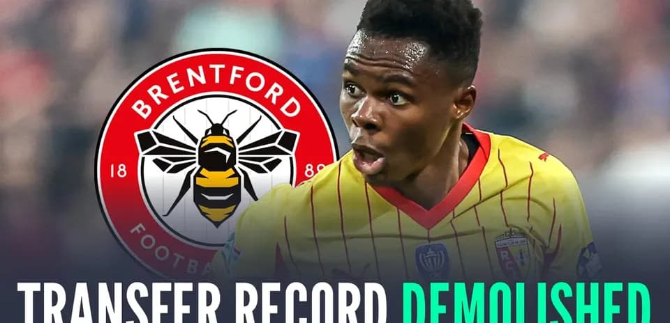 Futbolchi Brentford logosi bilan ko'rsatilgan