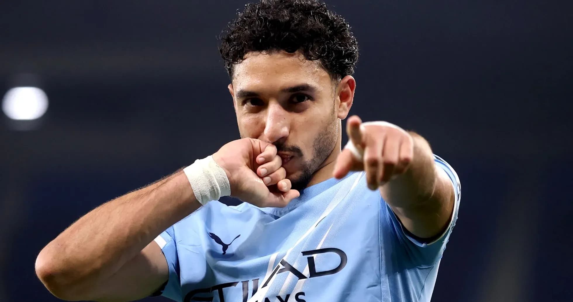 Futbolchi gol urganidan keyin nishonlayapti