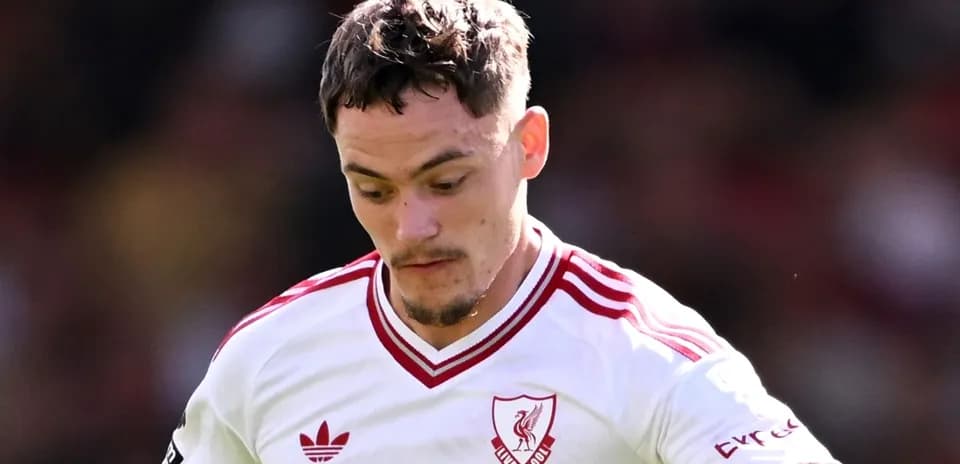 Futbolchi Liverpool formasida o'yin davomida