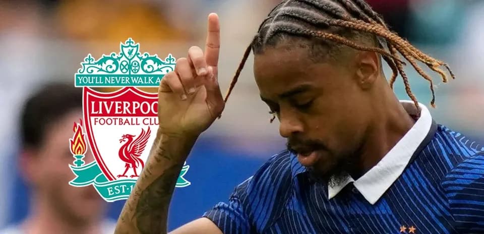 Futbolchi maydonda Liverpool logotipi bilan