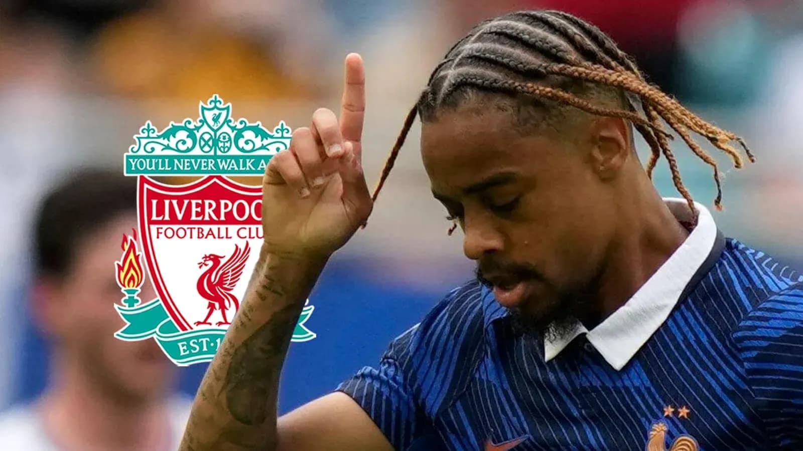 Futbolchi maydonda Liverpool logotipi bilan