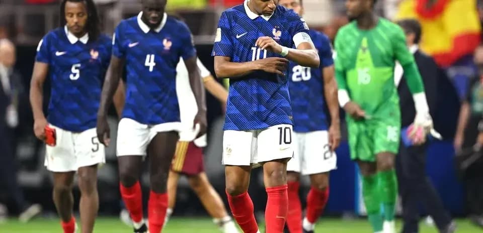 Fransiya futbolchilari o'yin tugaganidan keyin yurishmoqda