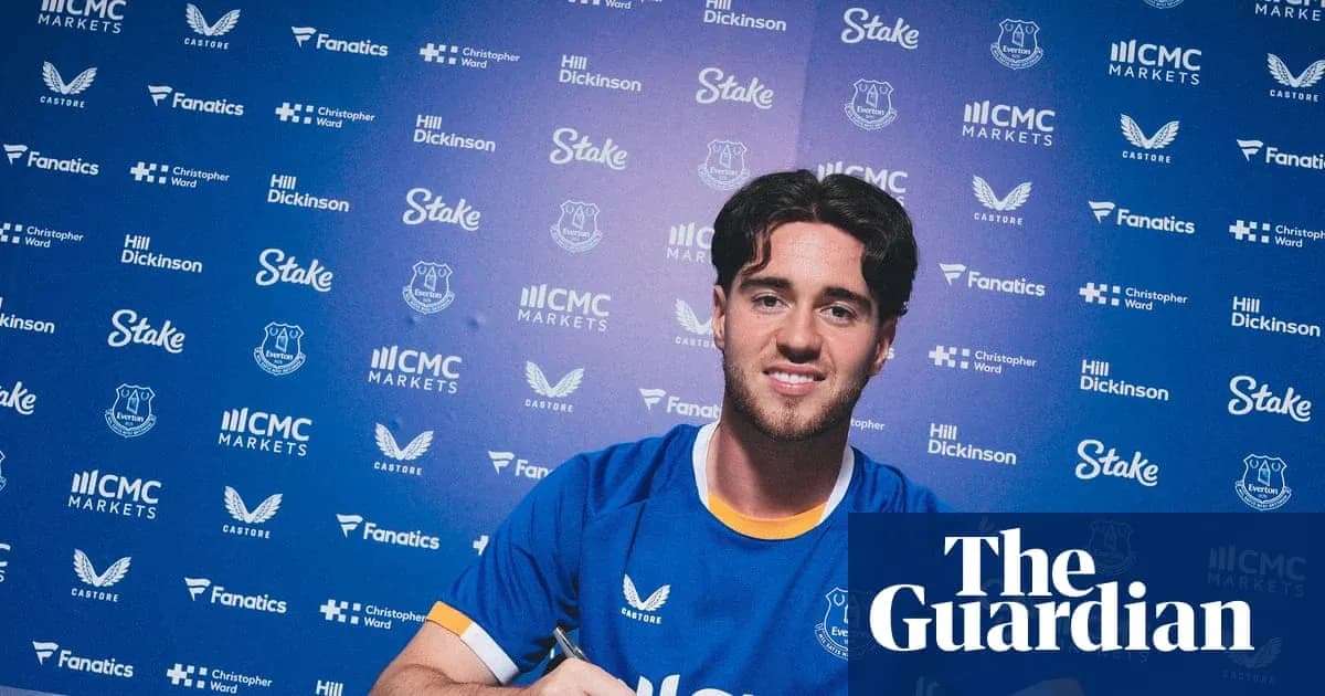 Futbolchi yangi shartnoma imzolash marosimida Futbolchi yangi shartnoma imzolash marosimida