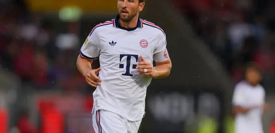 Futbolchi Bayern munih formasida maydonda yurmoqda