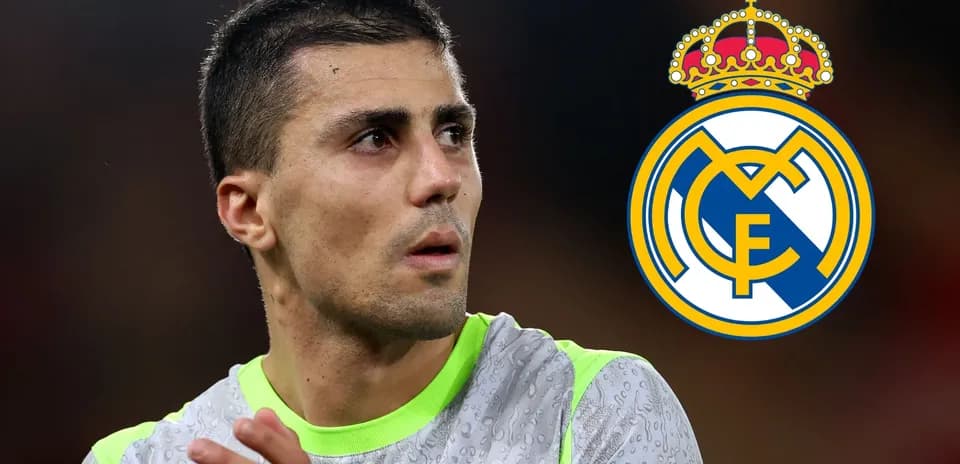 Futbolchi Real Madrid emblemasi bilan maydonda