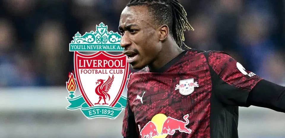 Futbolchi maydonda harakatda, Liverpool logosi orqasida