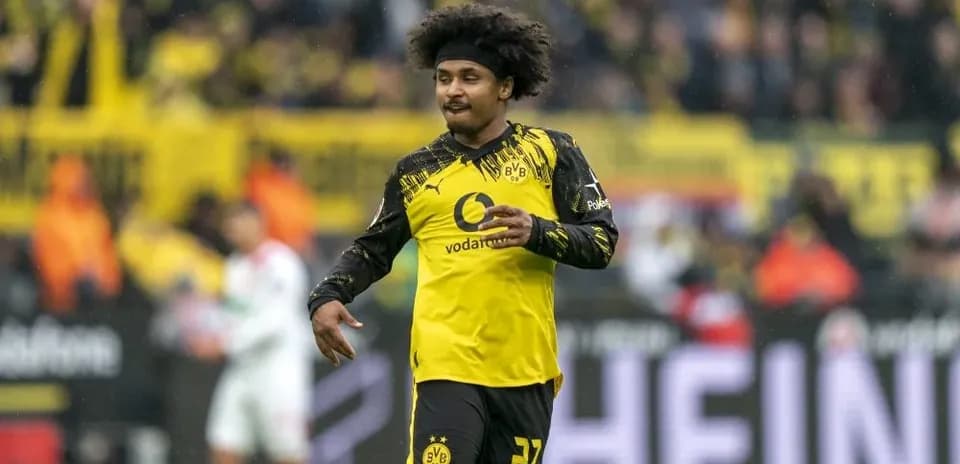Futbolchi Borussia Dortmund formasida maydonda harakatda
