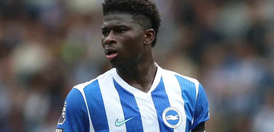 Futbolchi Brighton & Hove Albion formasida maydonda