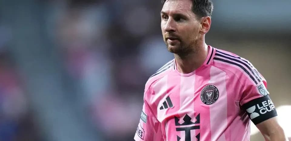 Futbolchi mayin rangdagi forma bilan maydonda