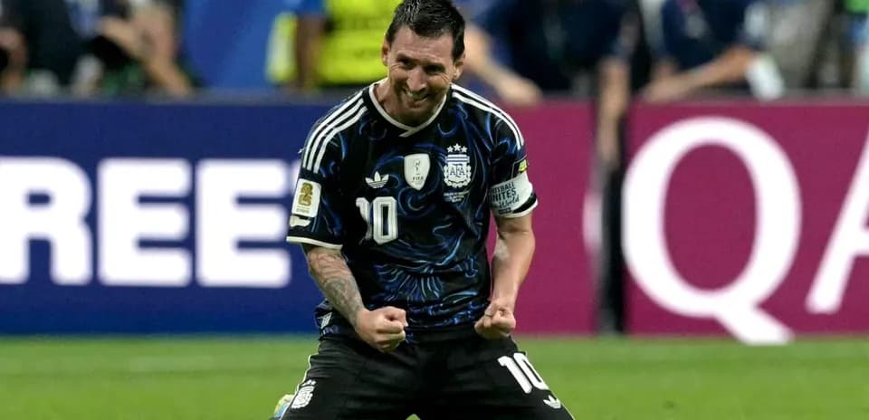 Futbolchi maydonda g'ayrat bilan kneeling