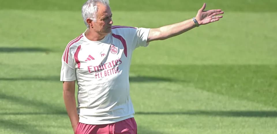 Murinho treningda jamoani ko'rsatmalarga chaqirmoqda