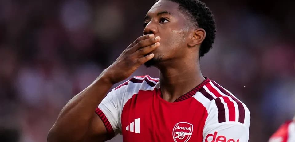 Futbolchi Arsenal formasida o'yin davomida