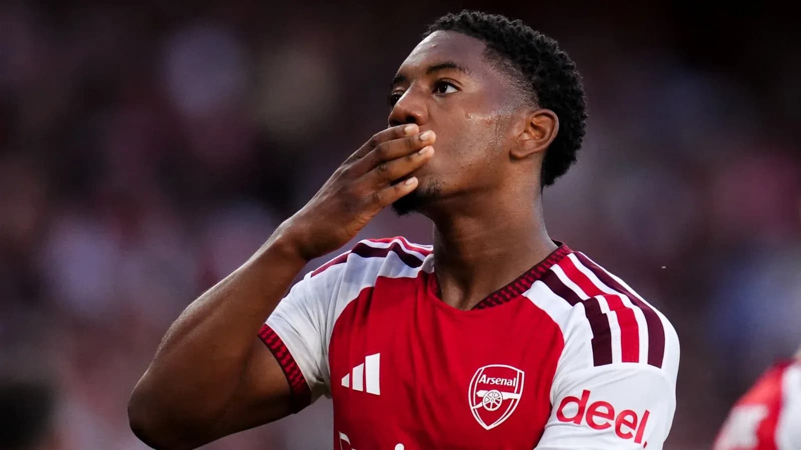 Futbolchi Arsenal formasida o'yin davomida