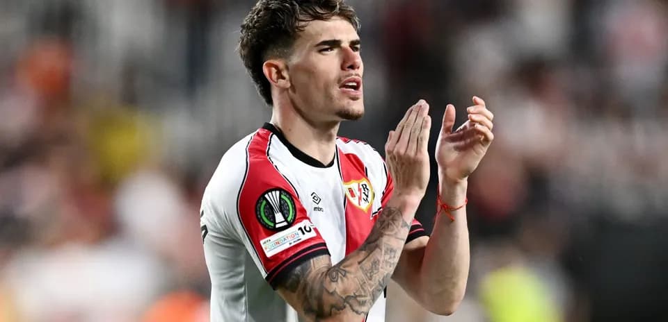 Futbolchi raqibga qarshi qo'llarini ko'tarib turgan