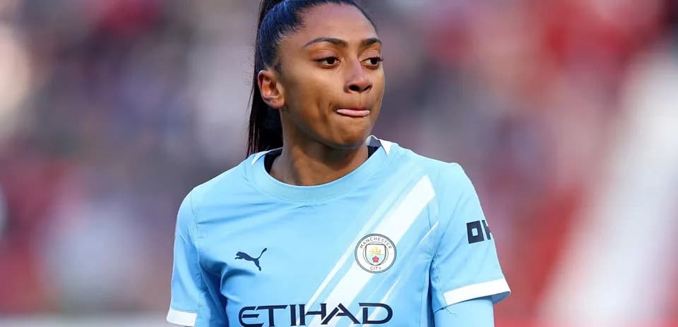Futbolchi Manchester City formasida maydonda