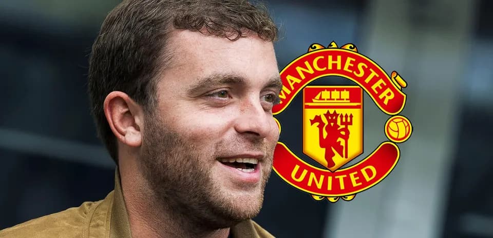 Shaxsiy intervyu berayotgan odam, Manchester United logosi