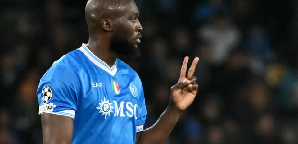Futbolchi maydonda ikkita barmoq ko‘rsatmoqda