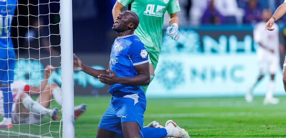 Futbolchi darvozaga yaqinlashib, maysada kneeling holatda