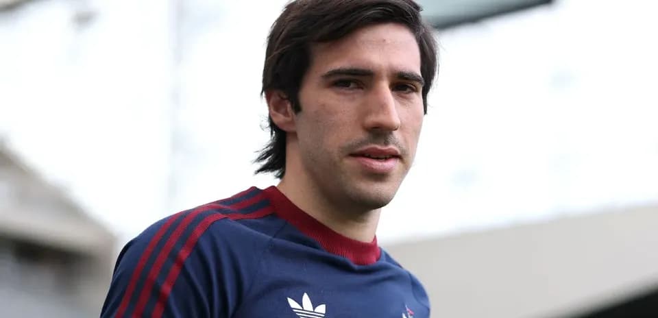 Futbolchi trening kiyimidagi odamni ko'rish