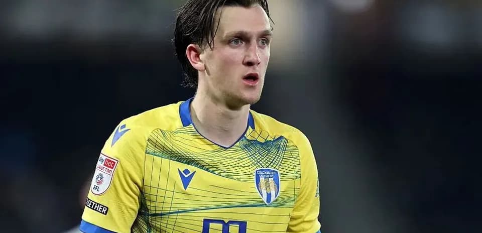 Futbolchi o'yin maydonida jamoa formasida