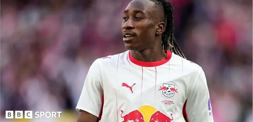 Futbolchi maydonda harakatda, RB Leipzig formasi kiygan