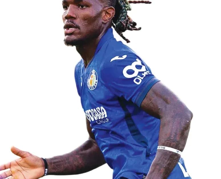 Futbolchi to'pni ushlab turib harakatda