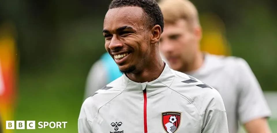 Futbolchi treningda kulup formasida kulmoqda