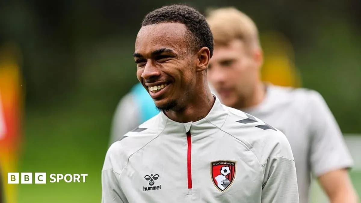 Futbolchi treningda kulup formasida kulmoqda
