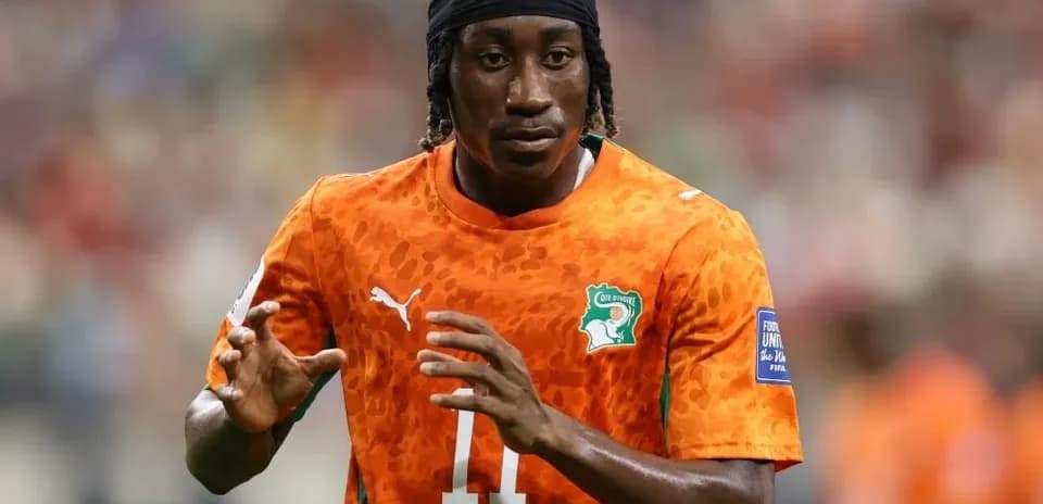 Futbolchi Cote d'Ivoire formasida maydonda harakatda