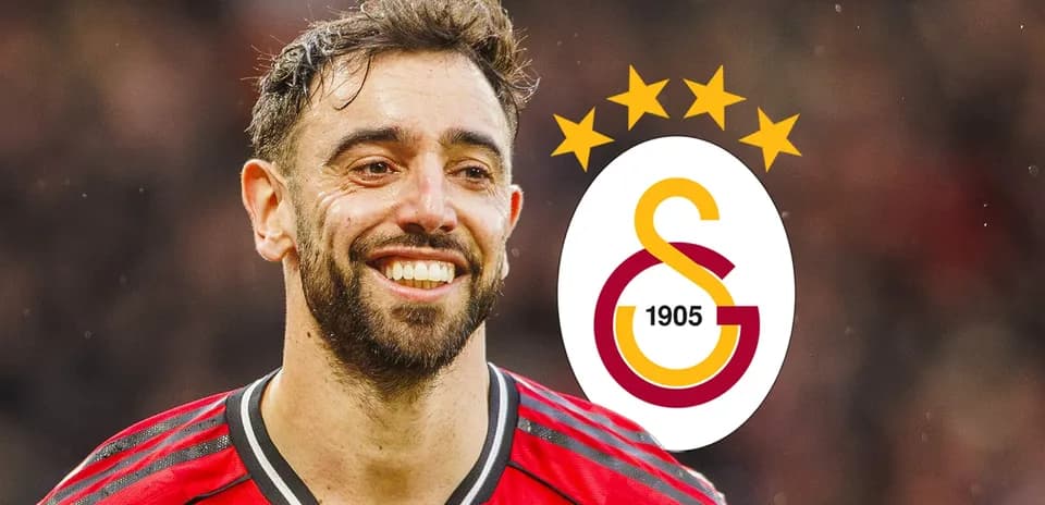 Futbolchi kulrangli forma bilan tabassum qilmoqda
