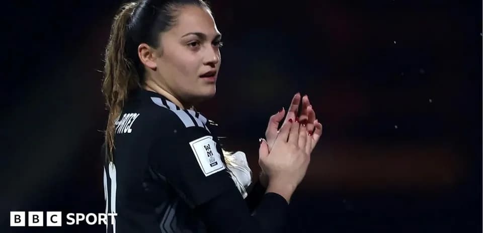 Futbolchi qizgina olqish berayotgan paytda