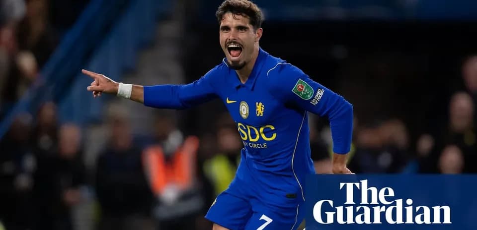 Futbolchi Chelsea formasida gollarni nishonlayapti