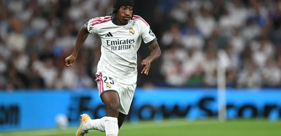 Futbolchi Real Madrid formasida to'p qulayapti