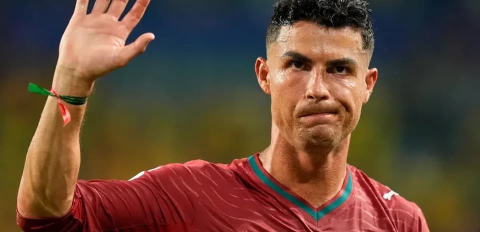 Futbolchi Cristiano Ronaldo qo'lini ko'tarib salom bermoqda