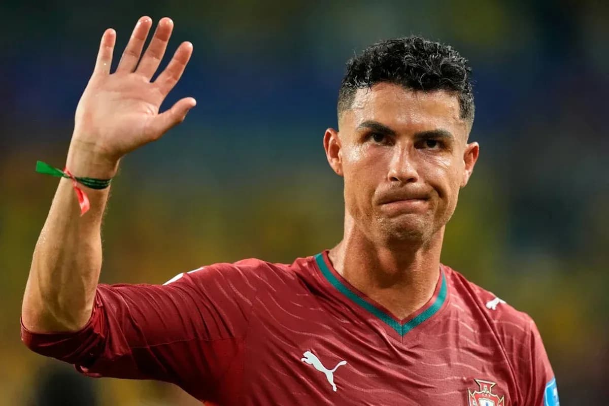 Futbolchi Cristiano Ronaldo qo'lini ko'tarib salom bermoqda