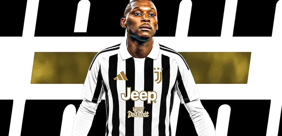 Futbolchi Juventus formasi bilan poz berayotgan
