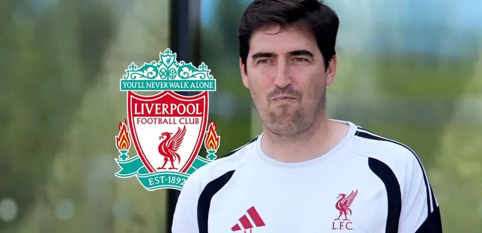 O'yinchi Liverpool futbol klubi formasi kiygan
