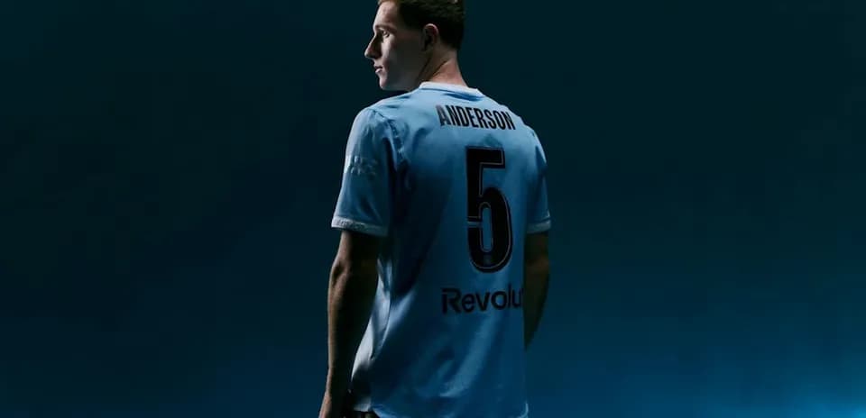 Futbolchi Anderson ko'ylakda, orqa tomondan ko'rinadi