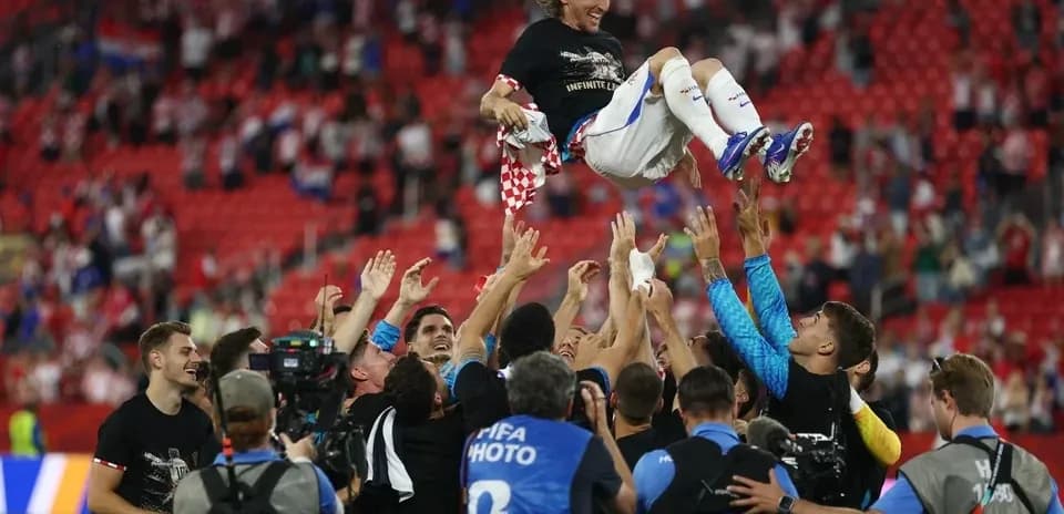 Futbolchilar g'alaba bilan o'yinchini ko'tarishmoqda