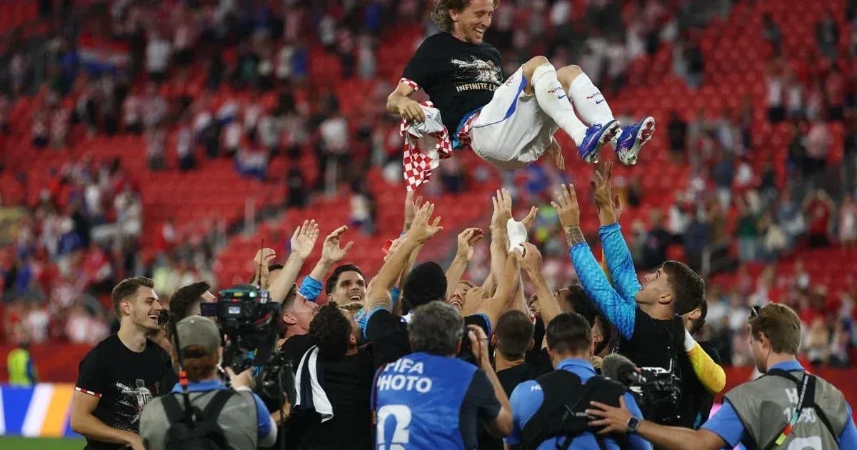 Futbolchilar g'alaba bilan o'yinchini ko'tarishmoqda