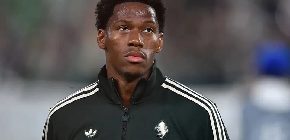 Futbolchi ochiq kiyimda maydonga tayyorlanmoqda