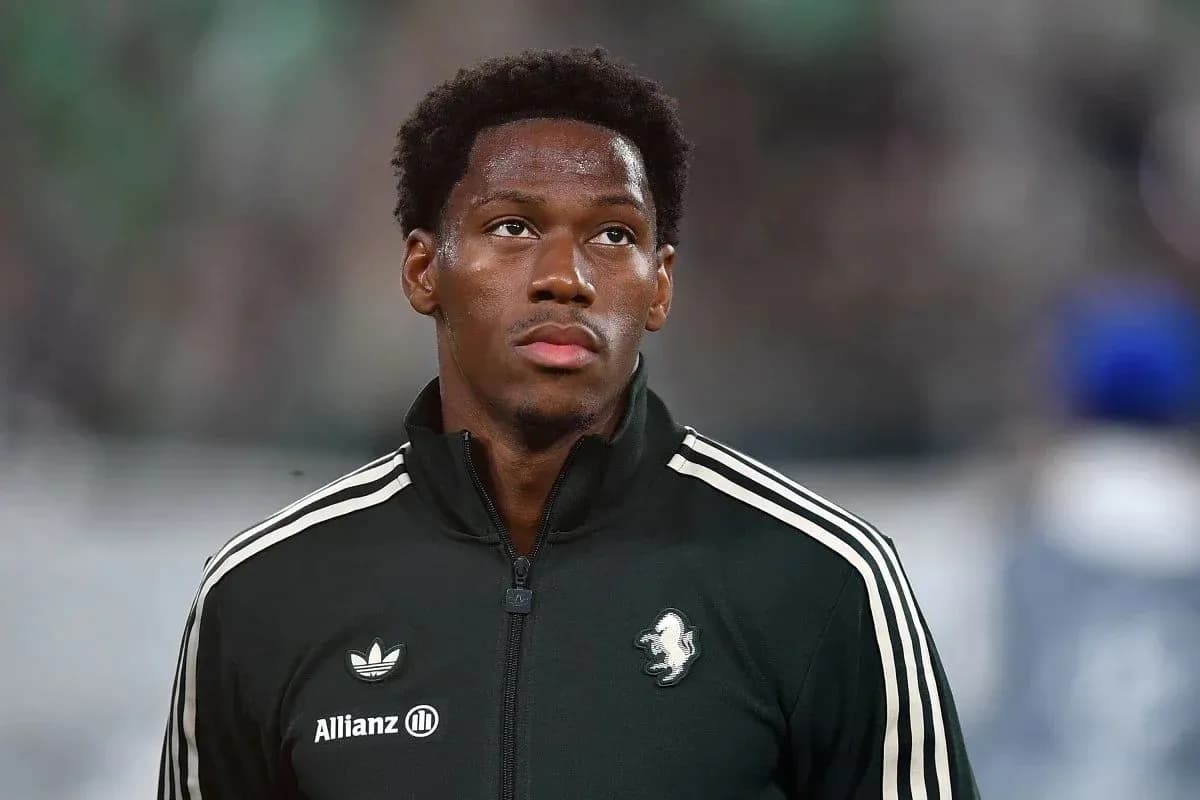 Futbolchi ochiq kiyimda maydonga tayyorlanmoqda