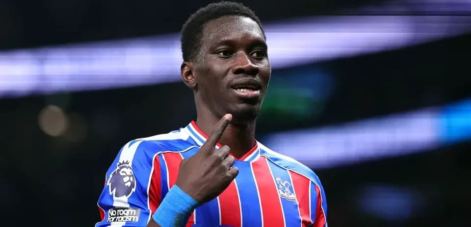 Futbolchi g'alaba bilan qo'l ko'rsatmoqda