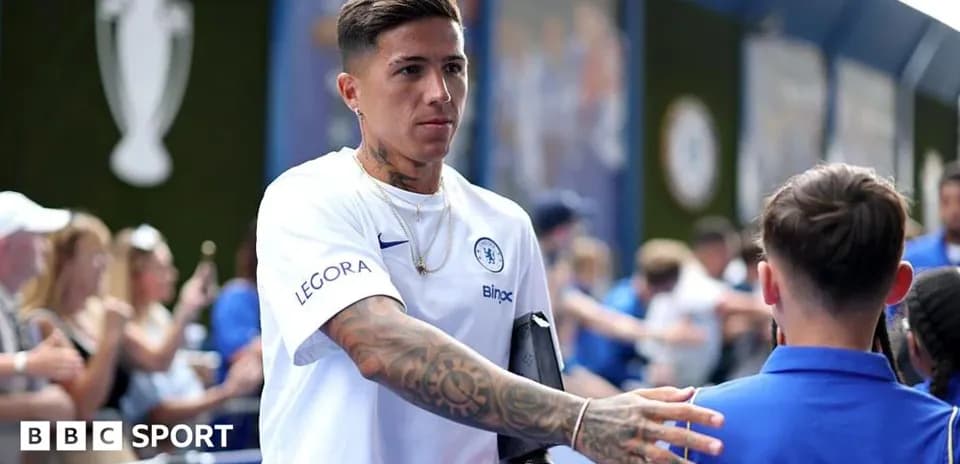 Futbolchi muxlislar bilan salomlashmoqda