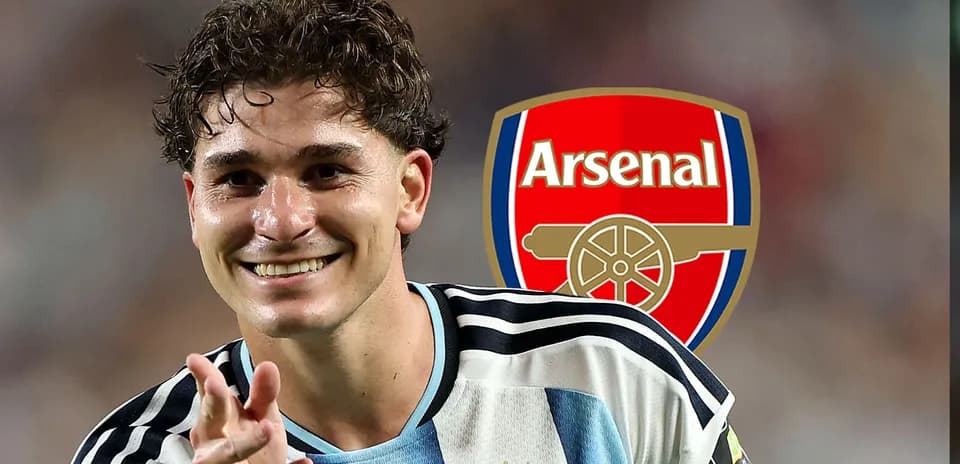 Futbolchi Arsenal logosi bilan tabassum qilmoqda