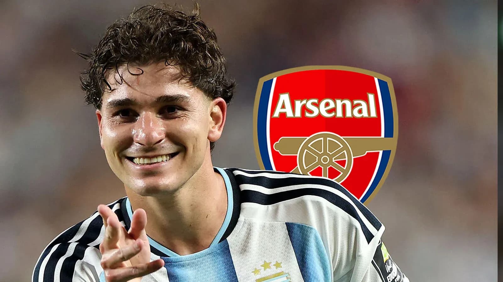 Futbolchi Arsenal logosi bilan tabassum qilmoqda